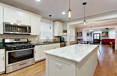 Rolling Acres House | Music City 3 BR Suites, 3 1/2 Baths, 4 Miles to Broadway, Walk to Eat & Drink