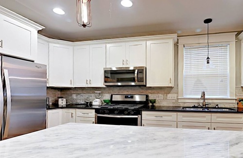 Rolling Acres House | Music City 3 BR Suites, 3 1/2 Baths, 4 Miles to Broadway, Walk to Eat & Drink