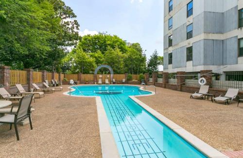 Nashville House | Music City Holiday 2 Bedroom 5 Beds POOL Parking