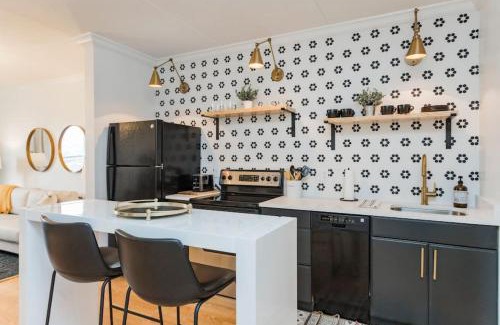 Nashville House | Music City Holiday 2 Bedroom 5 Beds POOL Parking