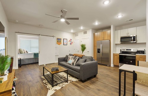 Eighth Avenue Apartment | "Music City Vintage in The Gulch" - Spacious 1 Bedroom Apt. Close to Broadway