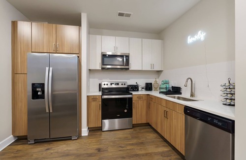 Eighth Avenue Apartment | "Music City Vintage in The Gulch" - Spacious 1 Bedroom Apt. Close to Broadway