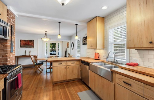 Martinez Park House | Music, Dining, CSU, Tasty Beer, Shopping and Sunshine!