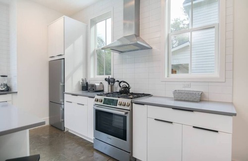 Mount Pleasant House | Music Manor/3-King Beds w/Pool,mins to Beach&DT