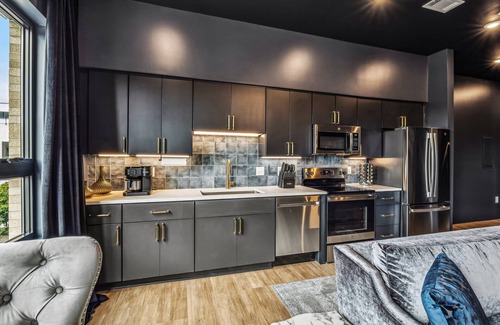 Edgehill Condo | Music Row, Close to Broadway at The Smokeshow in Downtown Nashville- Pool, Gym, Patio!