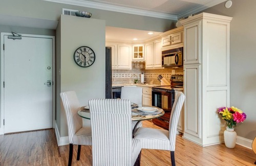 Downtown Nashville Condo | Music Row Condo in Spence Manor/Guitar Shaped Pool