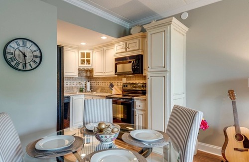 Downtown Nashville Condo | Music Row Condo in Spence Manor/Guitar Shaped Pool