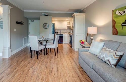 Downtown Nashville Condo | Music Row Condo in Spence Manor/Guitar Shaped Pool