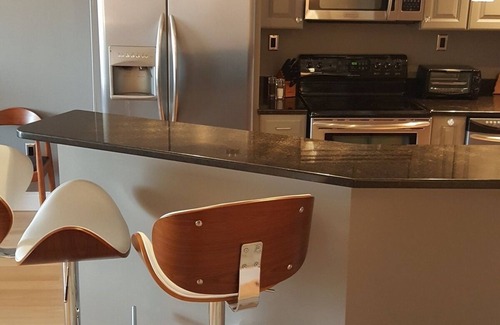 Nashville Condo | Music Row condo - NASHVEGAS! Guitar Swimming Pool. Cool-Comfortable-Modern!