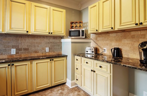 Edgehill House | Music Row Retreat - 4BR Getaway, Minutes to Broadway