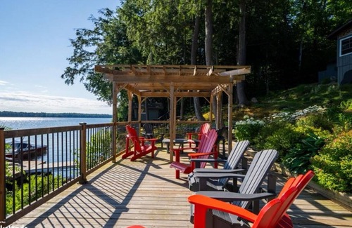 Seguin Cottage | Muskoka Lakefront cottage 3 BR main cottage & 2 BR Bunkie on clear lake