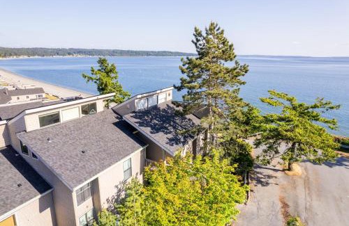 Freeland House | Mutiny Bay Condo by AvantStay Walk to the Beach