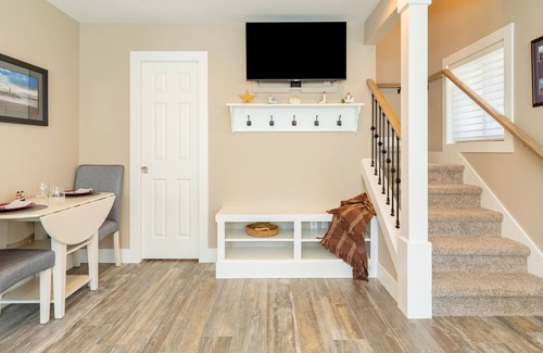 Freeland House | Mutiny Bay Ocean Breeze Retreat - Guest House