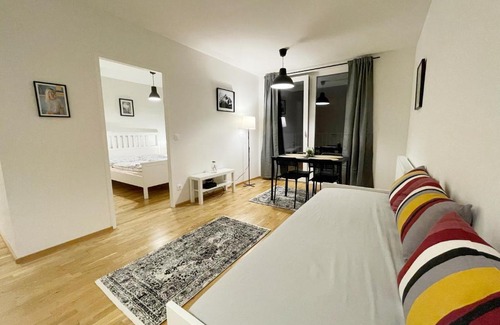 Simmering Apartment | MUZETA11 - Modern Town Apartment with Balcony