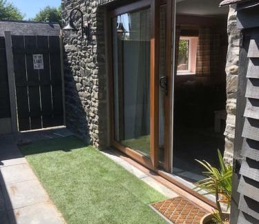 Bethania House | Mwsogl - Luxurious Family Fishing Lodge Near Aberaeron With Private Fishing