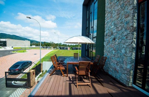 Kangkar Pulai House | 409 m² House ∙ 5 bedrooms ∙ 16 guests