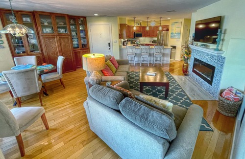 North Shore Condo | My Blue Heaven! Sleeps 6 - Lakefront!