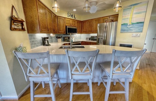North Shore Condo | My Blue Heaven! Sleeps 6 - Lakefront!