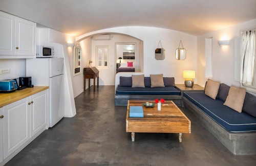 Kamari Villa | My Rental Homes - Villa Vorias with swimming pool. 1 bedroom; 4 guests