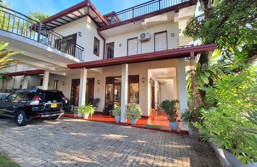 Moratuwa House | MyH-LAKE FRONT Pvt Villa with staff, FREE Breakfast, Near City