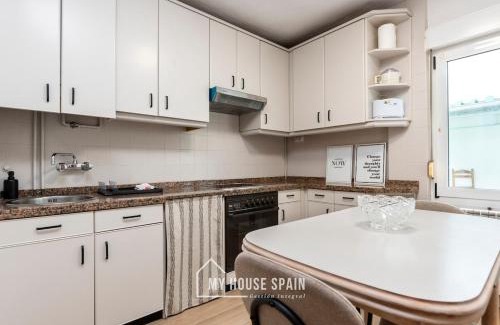 Distrito Llano Apartment | MyHouseSpain - Piso reformado con patio privado