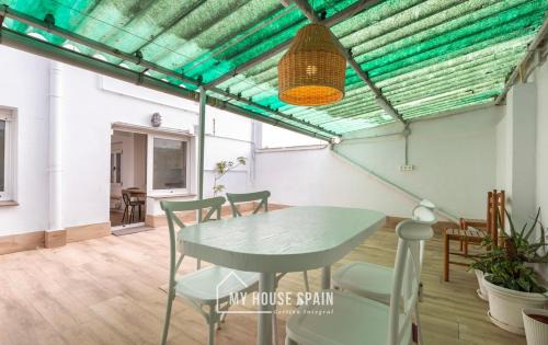 Distrito Llano Apartment | MyHouseSpain - Piso reformado con patio privado