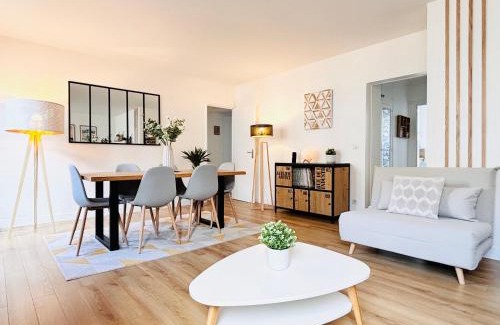 Quartier de Javel Apartment | MyJolieParisHome - King size bed, Balcony, Parking