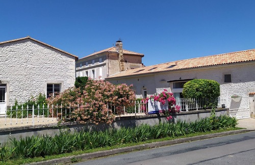 Saint-Seurin-de-Palenne Cottage | Myosotis is a Cosy 1 Bedroom Gîte in a Quiet Village, Shared Pool, Large Garden