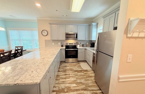 Central Myrtle Beach Condo | Myrtle Beach 2 Br Condo, Pool View,1 mile to beach, Close to Dining and Shopping