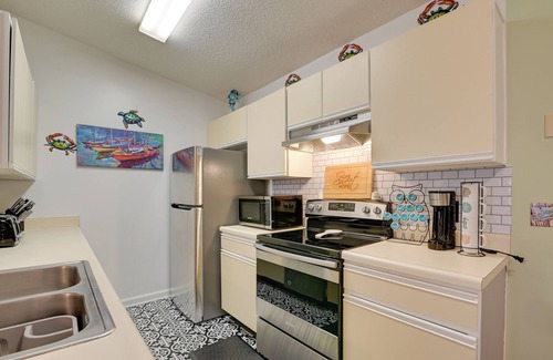 Surfside Beach Condo | Myrtle Beach Condo 2 Mi to Surfside Beach!