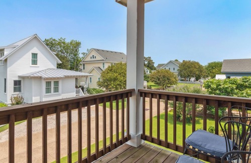 Historic Downtown Manteo Apartment | Myrtle's Retreat* Walk to Festival Park & Downtown