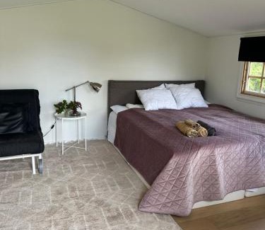 Kalmar Apartment | Mysig stuga i lugnt villaområde med eget badrum och kök i huvudbyggnadens källare