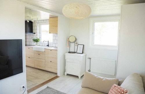 Skogstorp Apartment | Mysigt torp med havet som närmsta granne