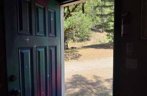 Selma House | Mystic’s Cottage Queen Cabin Soaking Tub Wi-Fi AC