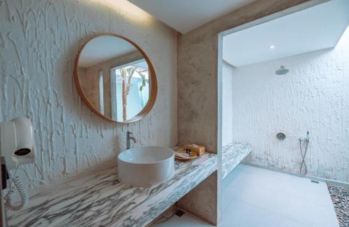 Koh Lan Resort | Myth Koh Larn resort bar and bistro