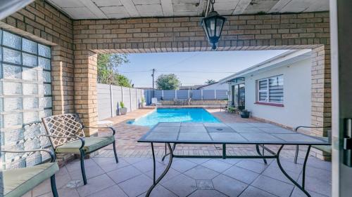 Goodwood House | MyZen Guest House -5min to Canal Walk Mall & 5min to Grand West Cassino