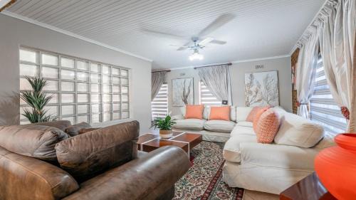 Goodwood House | MyZen Guest House -5min to Canal Walk Mall & 5min to Grand West Cassino