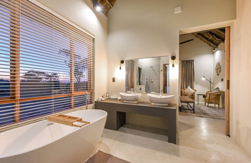 Beestekraal Cabin | Mziki Safari Lodge