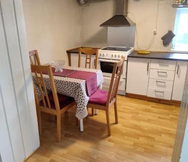 Arendal House | Nær Sentrum Stor, Privat og Koselig Rom