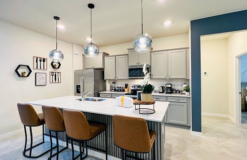 Four Corners House | n“Epic 6BR Family House near Disney Pool, Theater & Themes”