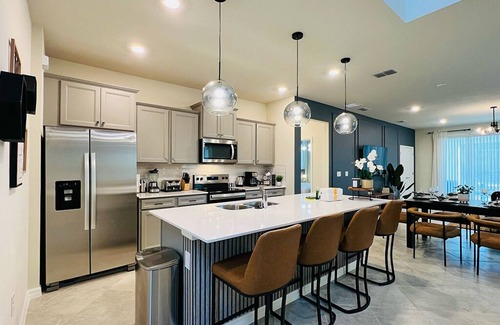 Four Corners House | n“Epic 6BR Family House near Disney Pool, Theater & Themes”