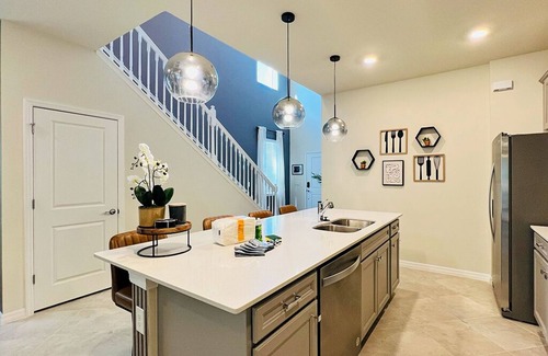 Four Corners House | n“Epic 6BR Family House near Disney Pool, Theater & Themes”