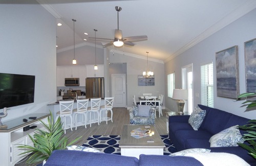 Mid Island House | n"Lazy Day" - Beach Paradise w/Pool, 2 min walk to beach!