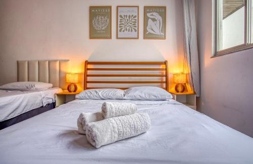 Vila Nova Apartment | Na Praia do Forte, Ar e TV nos quartos, completo - Praça da Cidadania