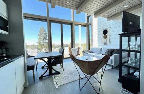 Ahtari Apartment | Naava Chalet Loft 303 - kaksikerroksinen lasiseinähuoneisto järvinäköalalla