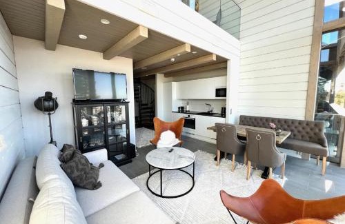 Ahtari Apartment | Naava Chalet Loft 303 - kaksikerroksinen lasiseinähuoneisto järvinäköalalla