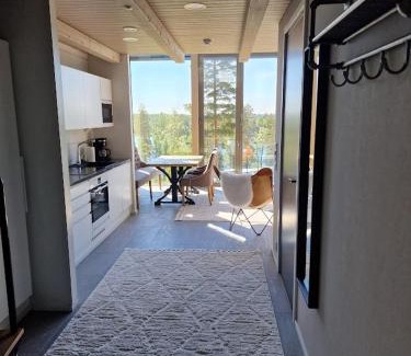 Ahtari Apartment | Naava Chalet Loft 303 - kaksikerroksinen lasiseinähuoneisto järvinäköalalla