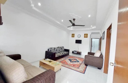 Kampung Kayu Ara House | NAJHAN HOMESTAY : Berehat macam kek ghumah yo.