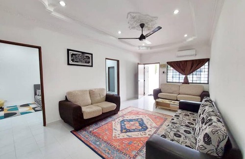 Kampung Kayu Ara House | NAJHAN HOMESTAY : Berehat macam kek ghumah yo.