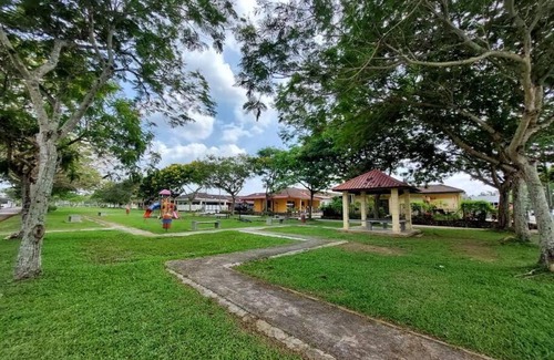 Kampung Kayu Ara House | NAJHAN HOMESTAY : Berehat macam kek ghumah yo.